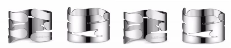 Vier silberne Alessi Serviettenringe Barkring im modernen Design für eine stilvolle Tischdekoration.